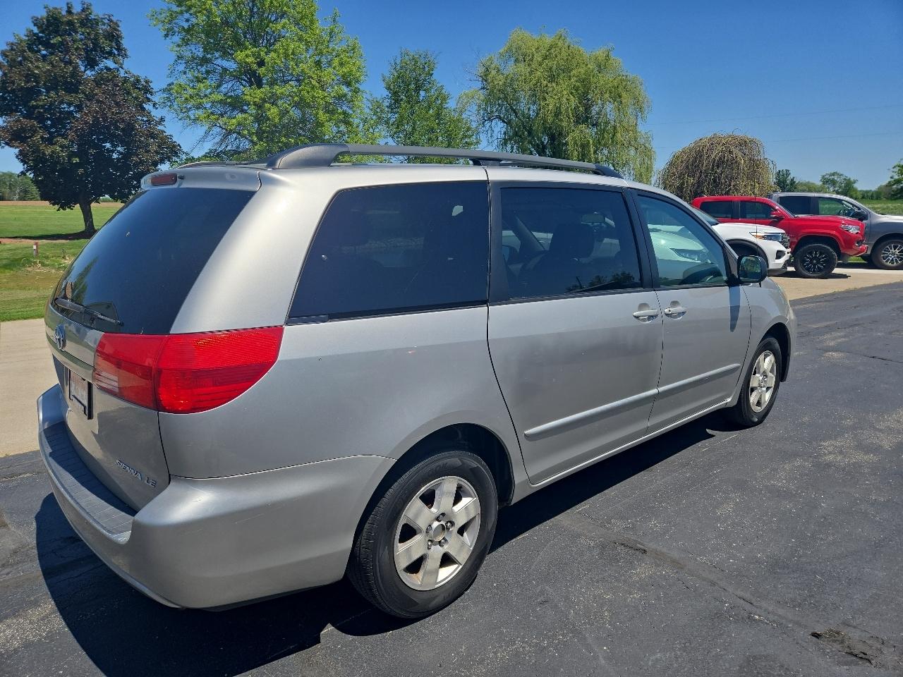 Toyota Sienna LE - 7 Passenger 2004