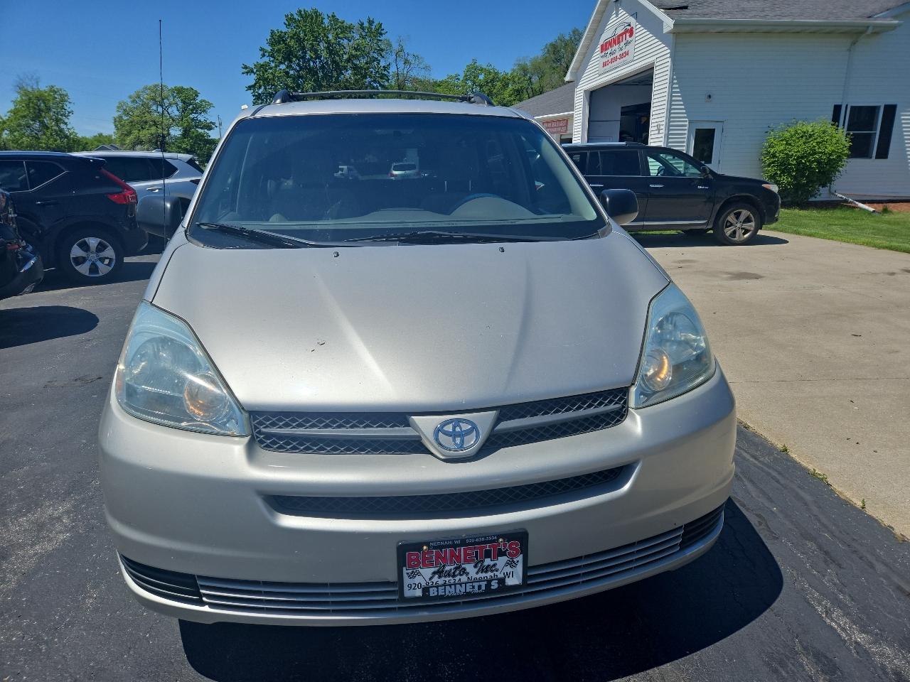 Toyota Sienna LE - 7 Passenger 2004