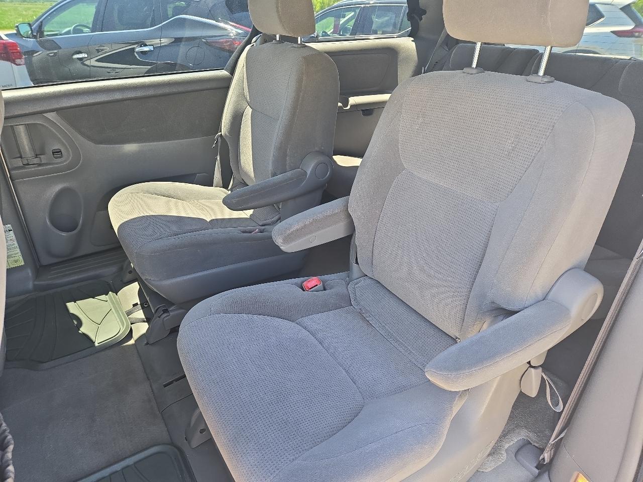 Toyota Sienna LE - 7 Passenger 2004