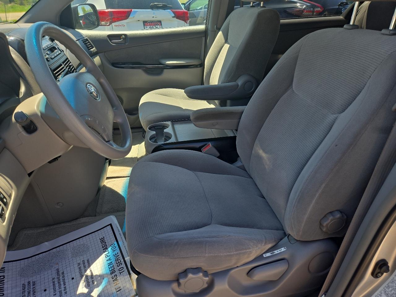 Toyota Sienna LE - 7 Passenger 2004