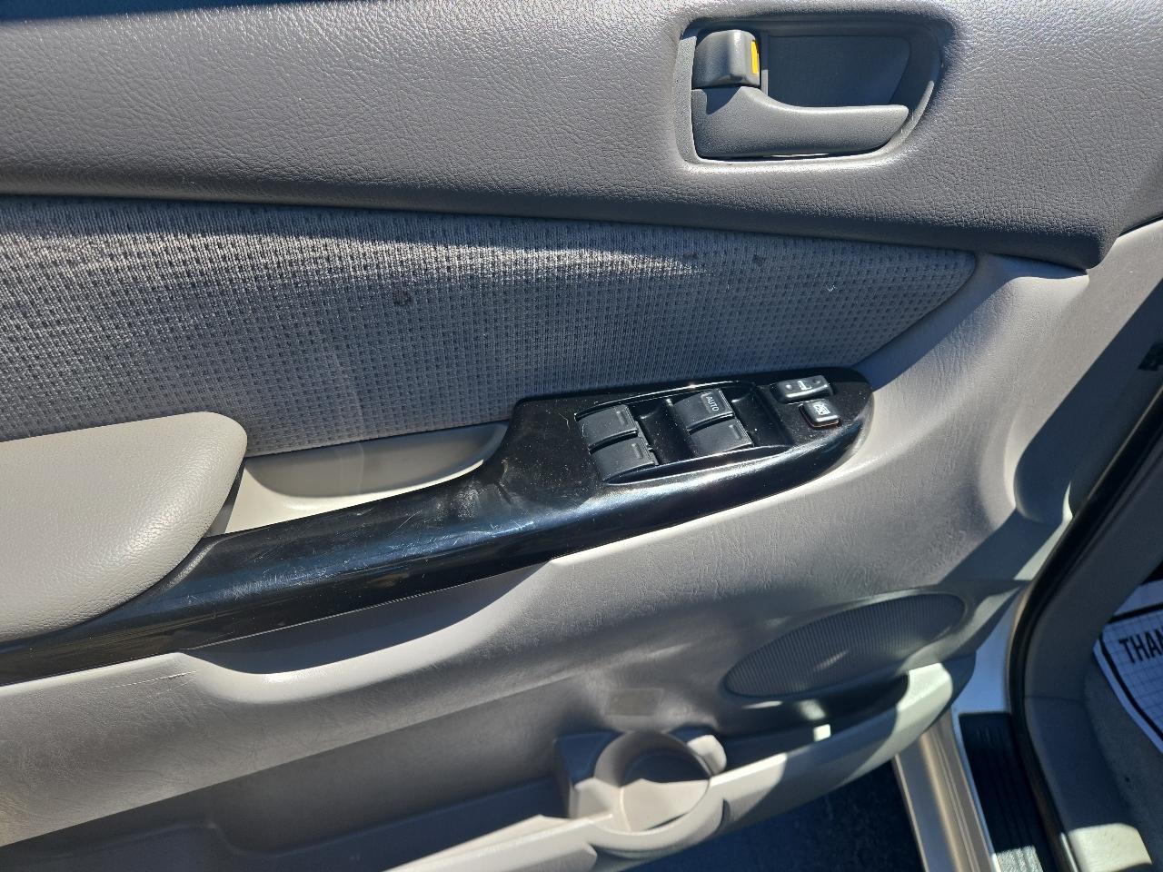 Toyota Sienna LE - 7 Passenger 2004