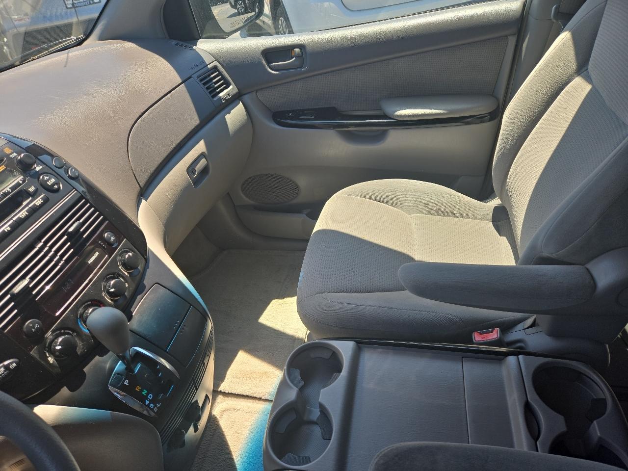 Toyota Sienna LE - 7 Passenger 2004
