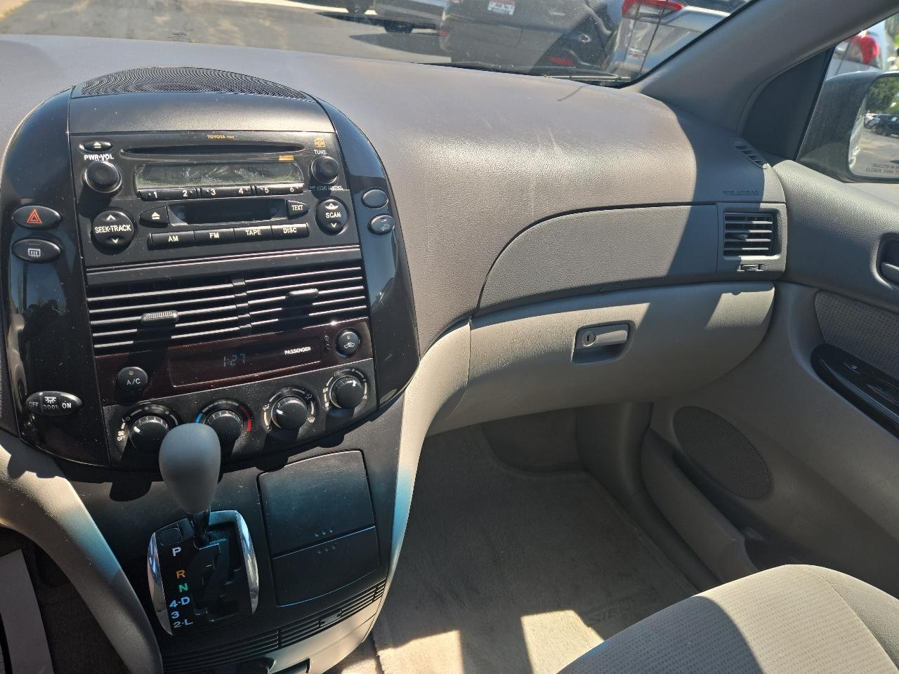 Toyota Sienna LE - 7 Passenger 2004