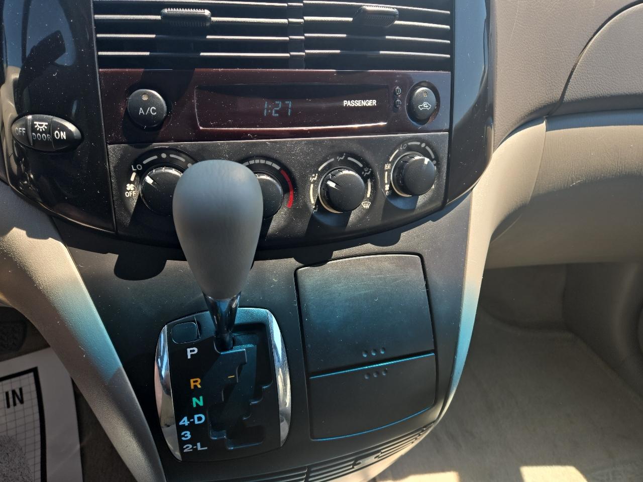 Toyota Sienna LE - 7 Passenger 2004