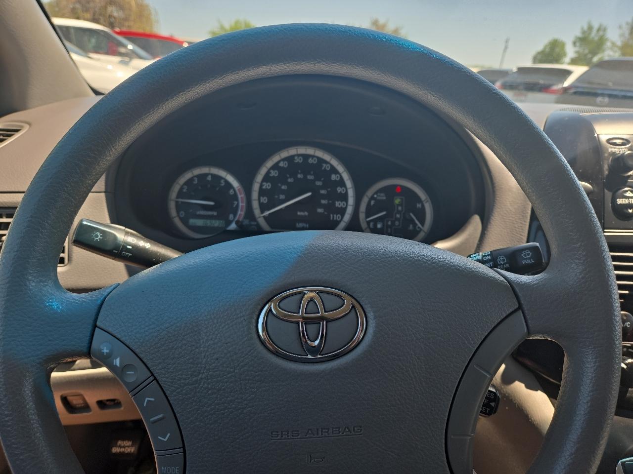 Toyota Sienna LE - 7 Passenger 2004