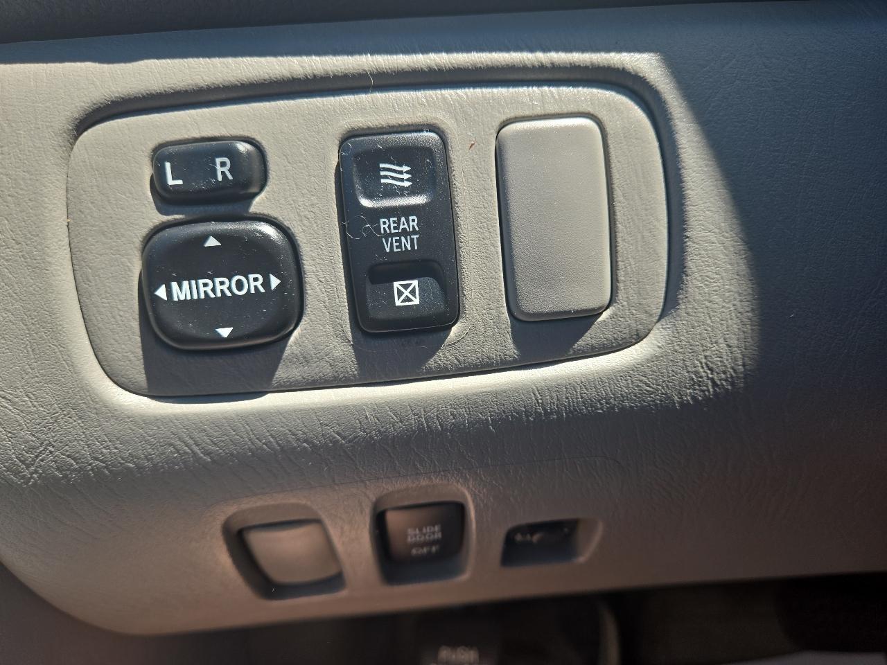 Toyota Sienna LE - 7 Passenger 2004