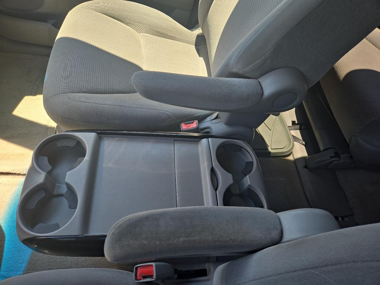 Toyota Sienna LE - 7 Passenger 2004