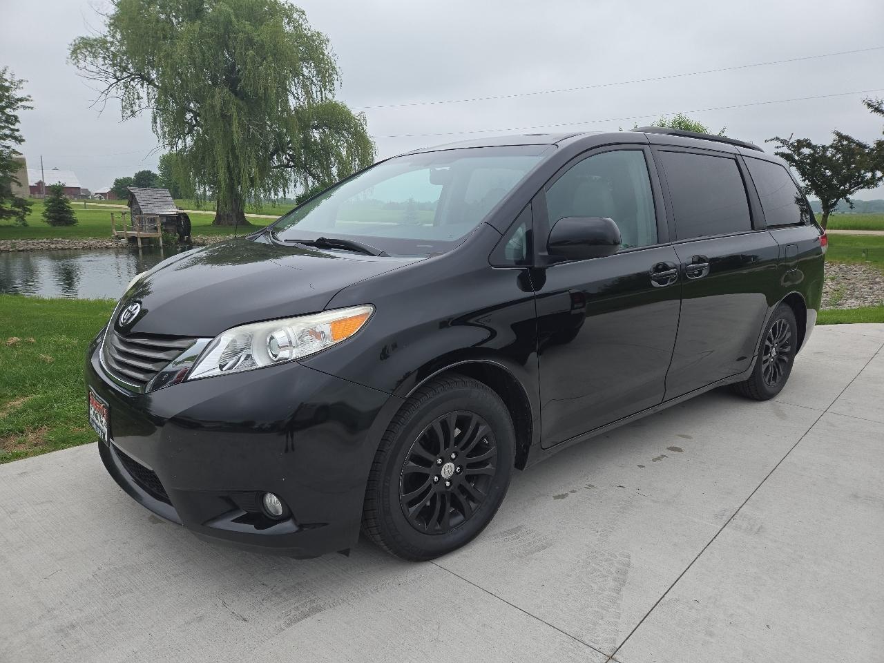 2011 Toyota Sienna XLE V6 7-Passenger Access Seat's photo