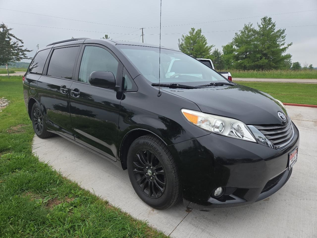 Toyota Sienna XLE 8-Pass V6 2011