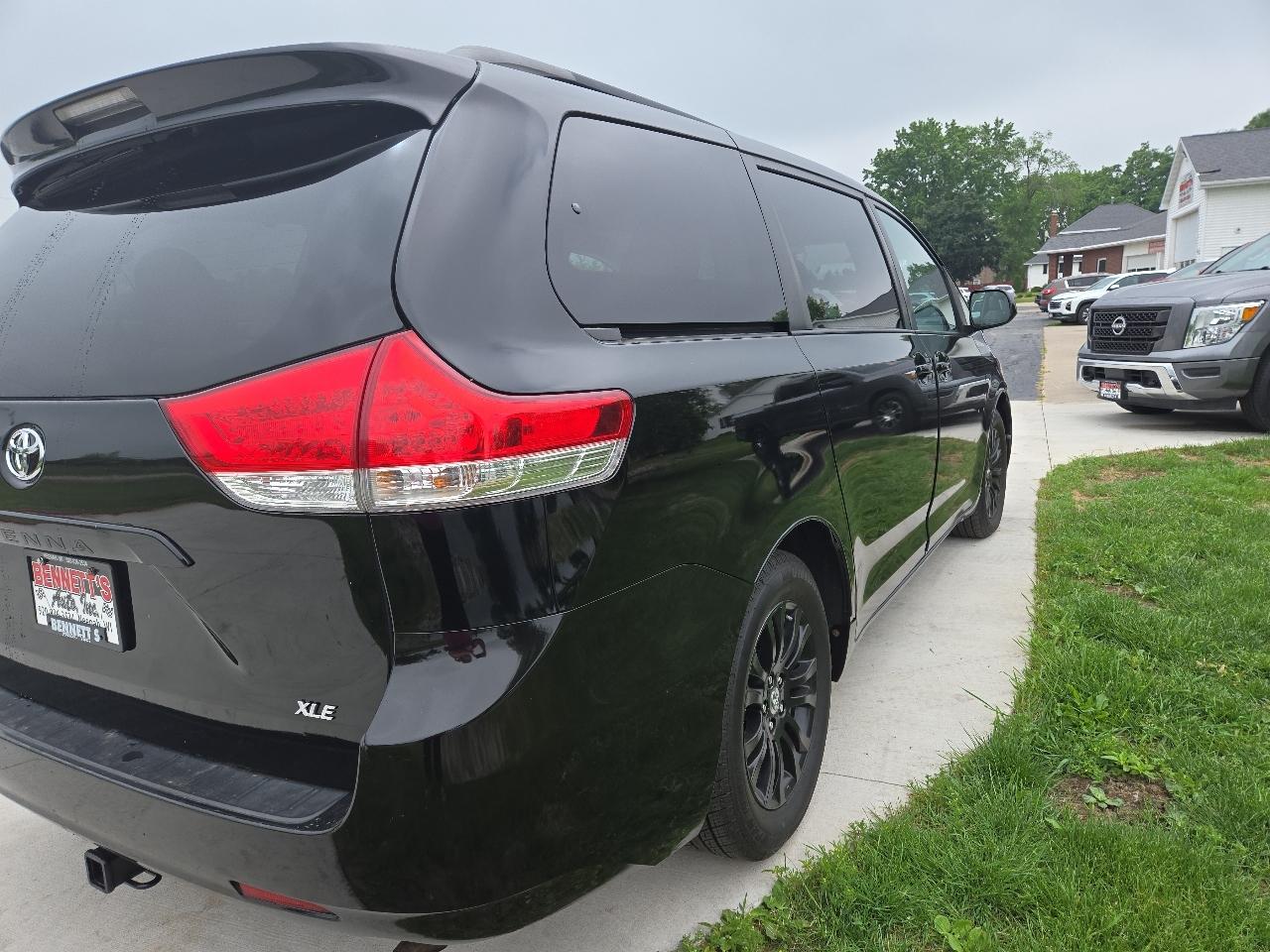 Toyota Sienna XLE 8-Pass V6 2011
