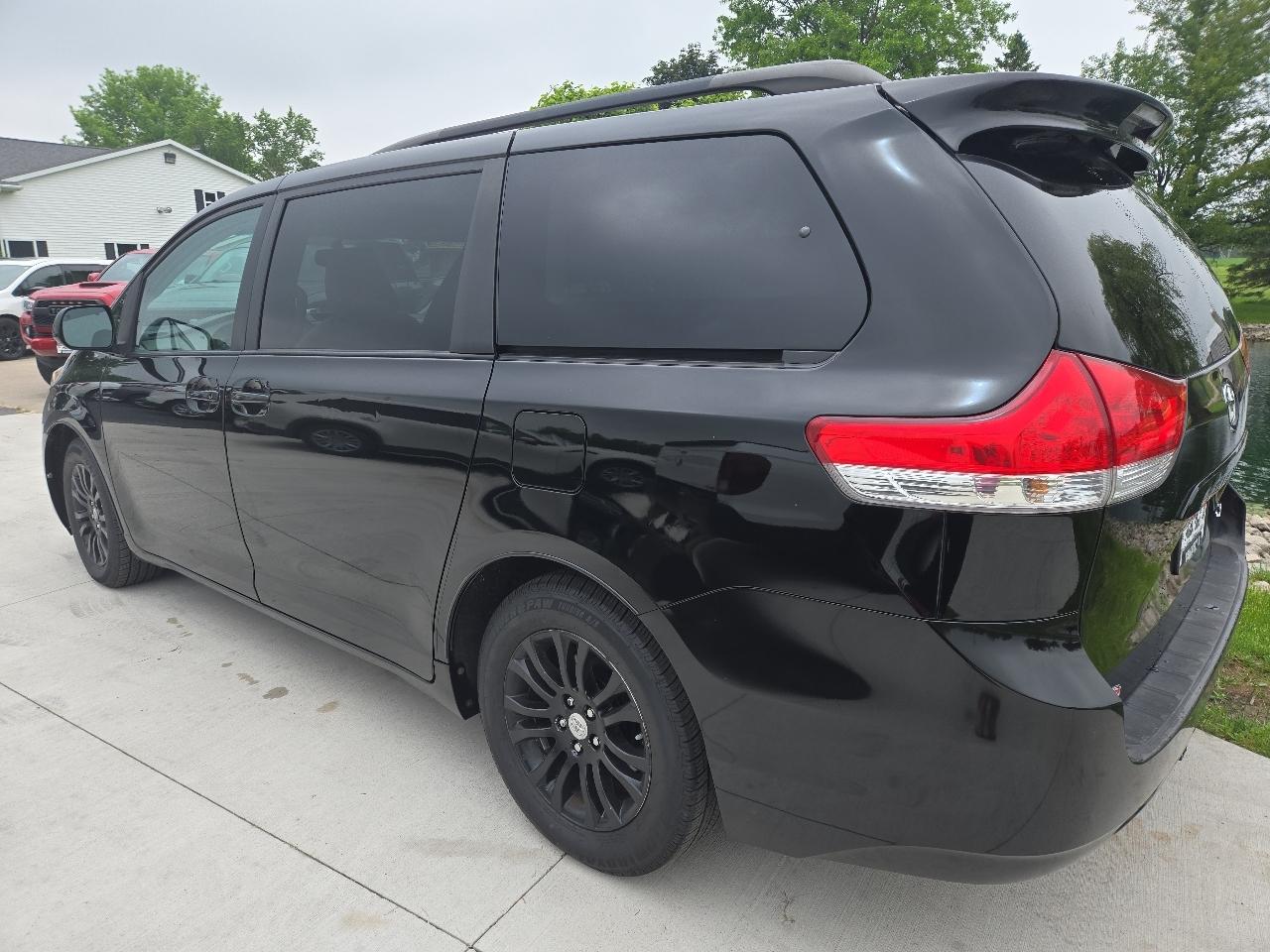 Toyota Sienna XLE 8-Pass V6 2011