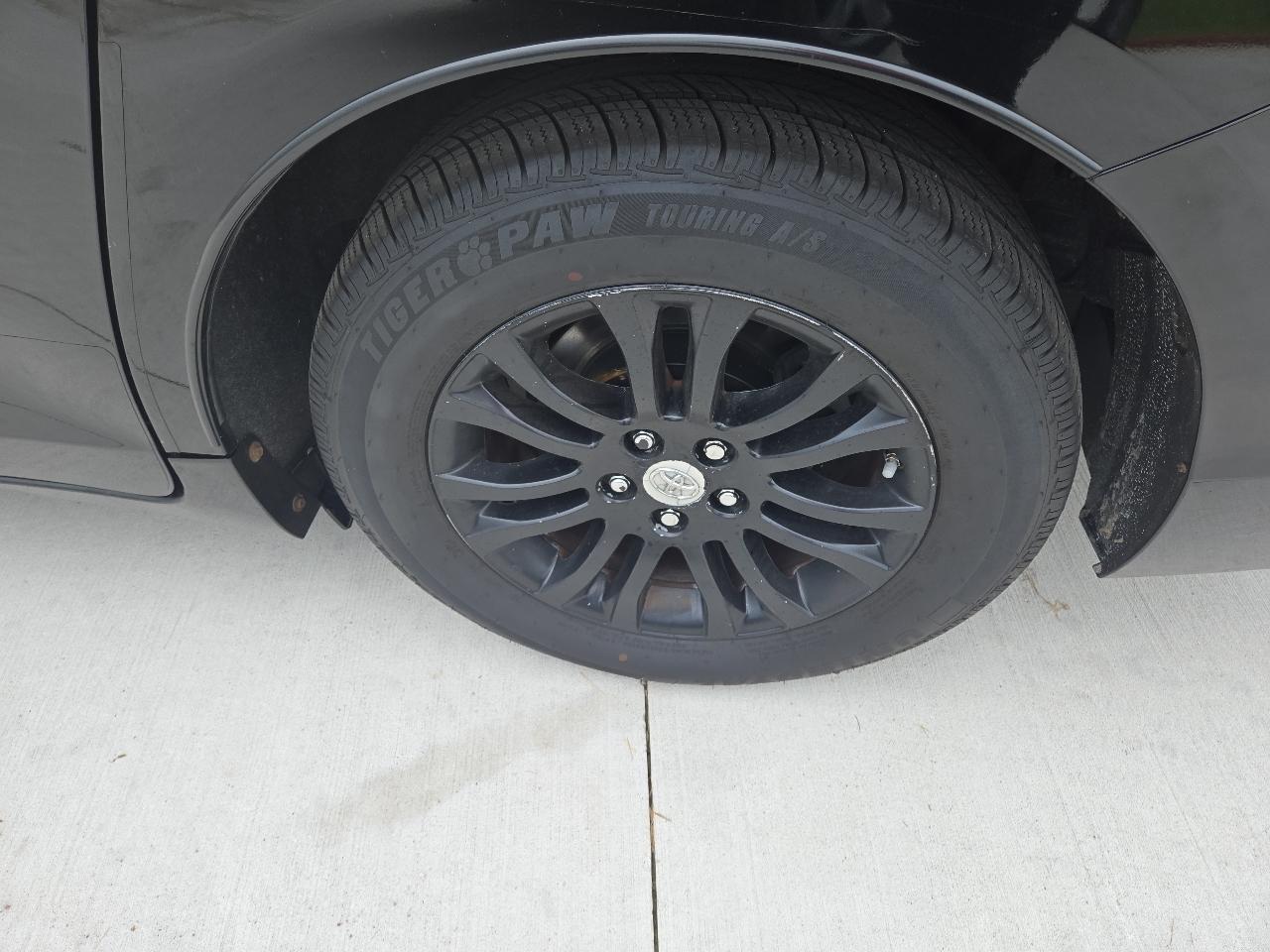 Toyota Sienna XLE 8-Pass V6 2011