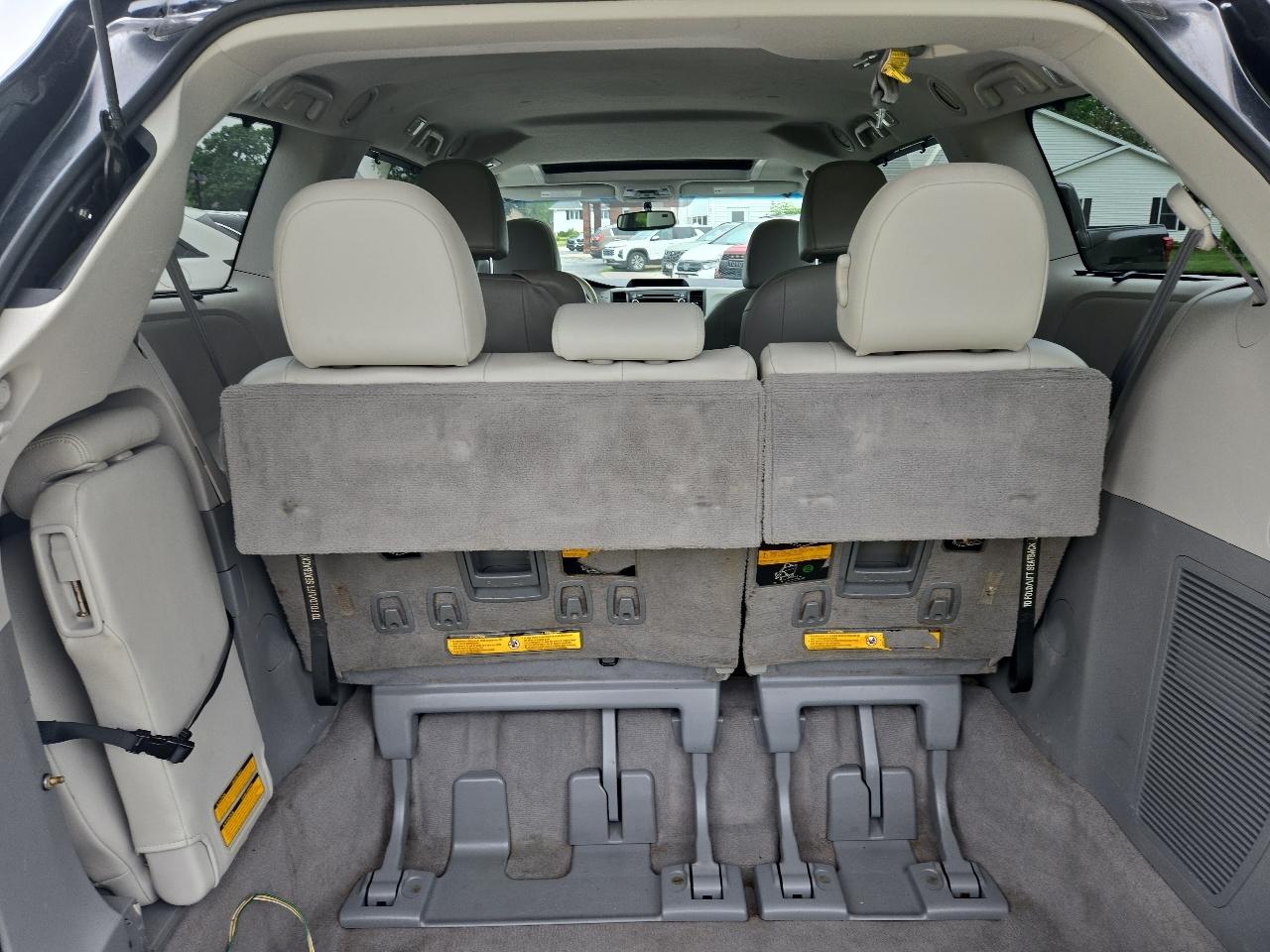 Toyota Sienna XLE 8-Pass V6 2011