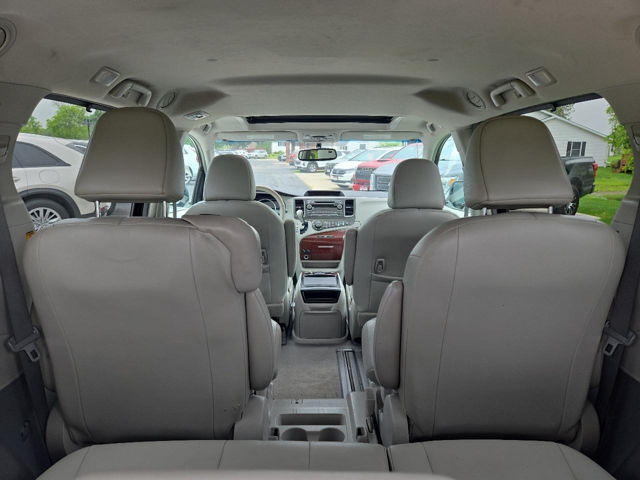 Toyota Sienna XLE 8-Pass V6 2011