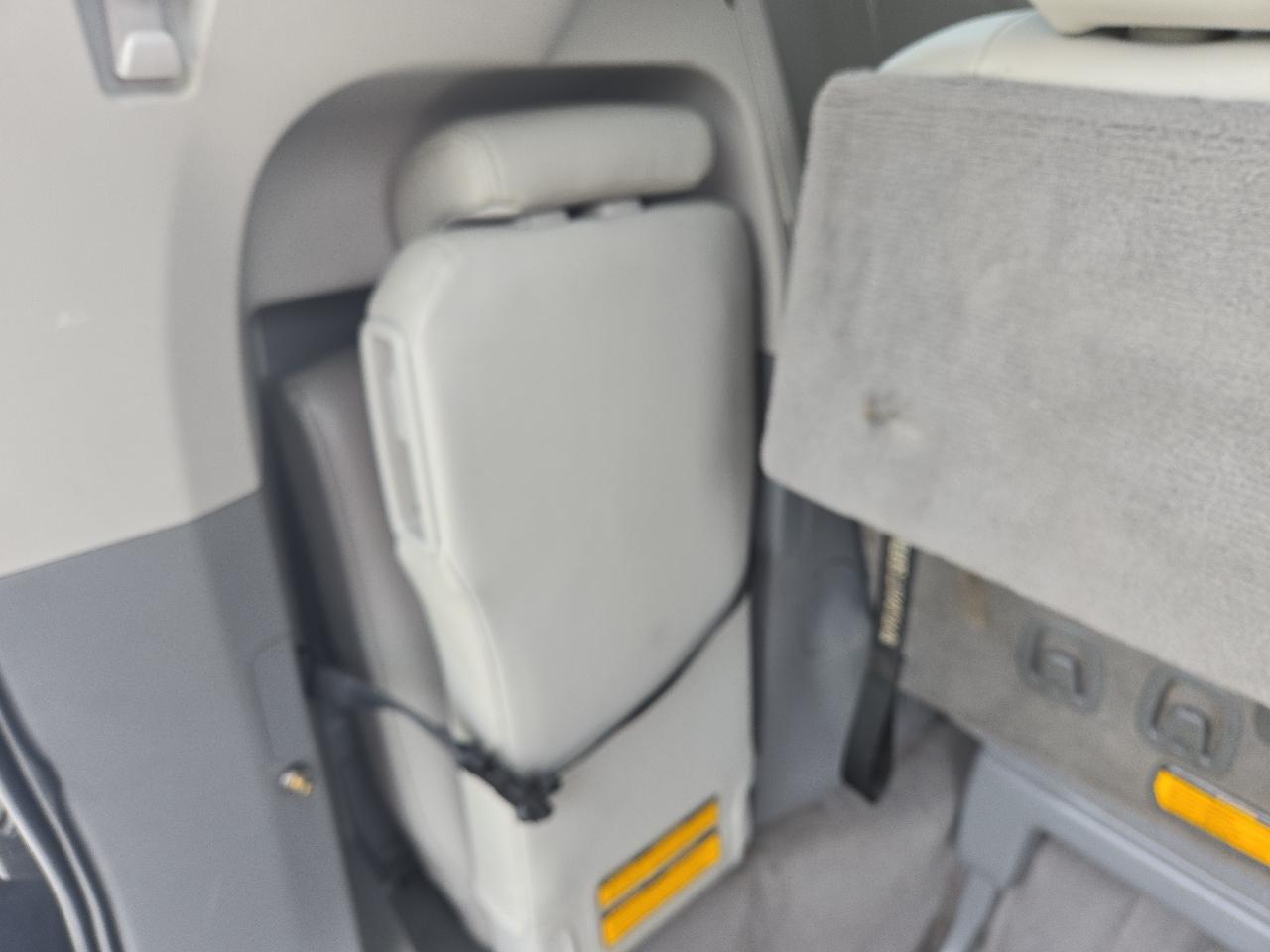Toyota Sienna XLE 8-Pass V6 2011