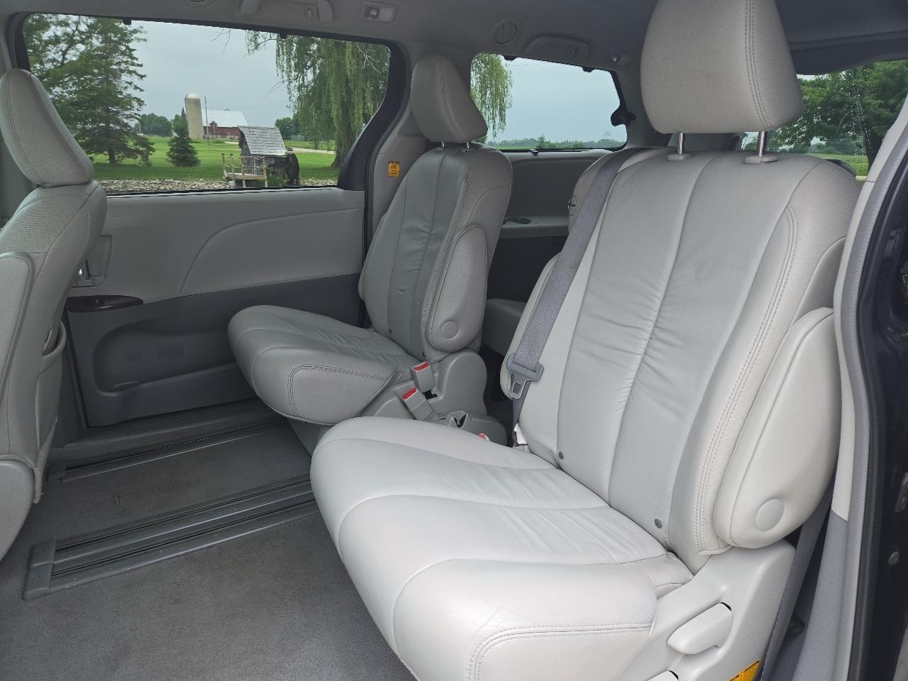 Toyota Sienna XLE 8-Pass V6 2011
