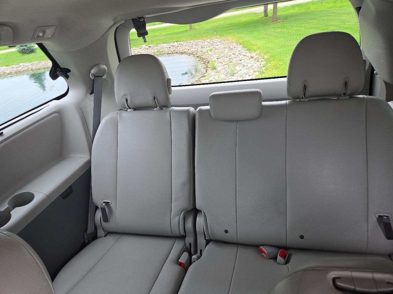Toyota Sienna XLE 8-Pass V6 2011