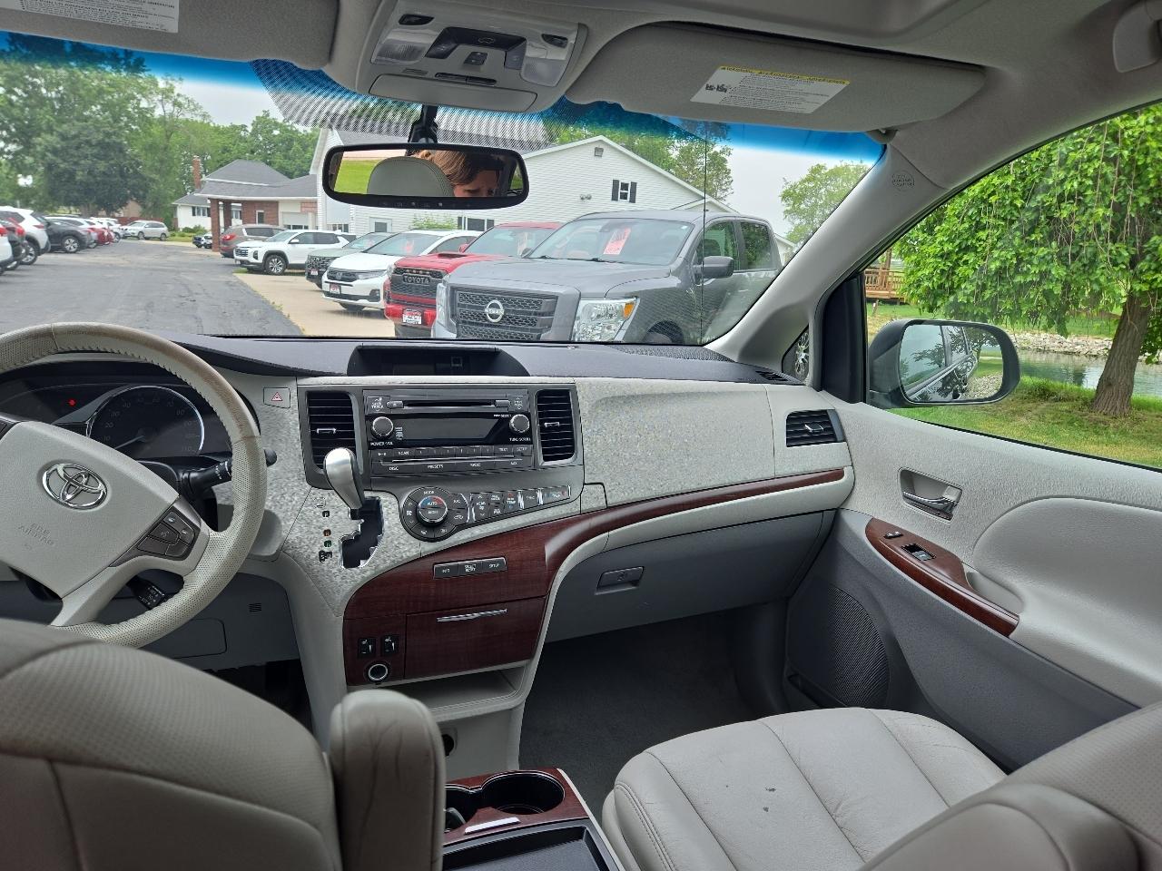 Toyota Sienna XLE 8-Pass V6 2011