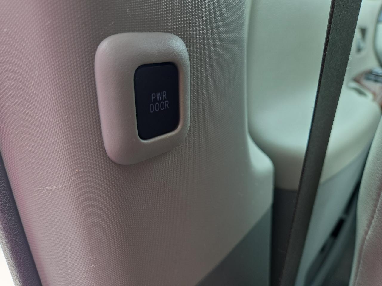 Toyota Sienna XLE 8-Pass V6 2011