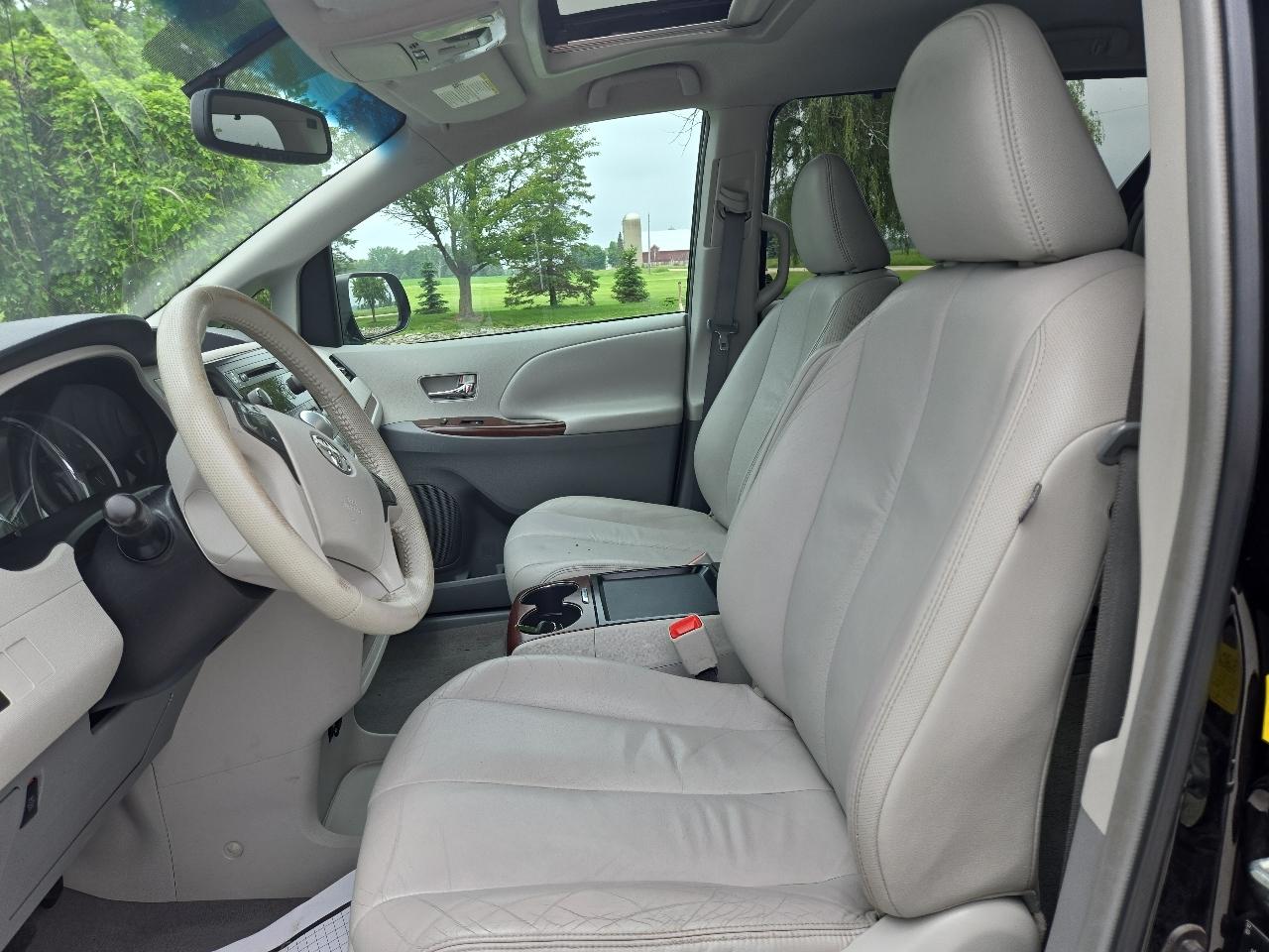 Toyota Sienna XLE 8-Pass V6 2011