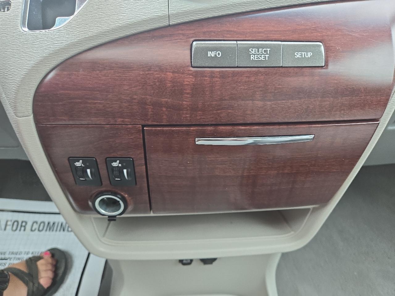 Toyota Sienna XLE 8-Pass V6 2011
