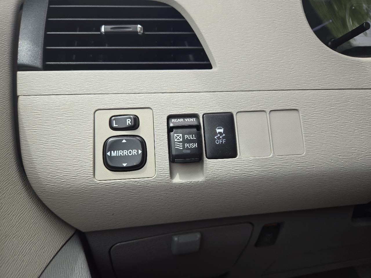 Toyota Sienna XLE 8-Pass V6 2011