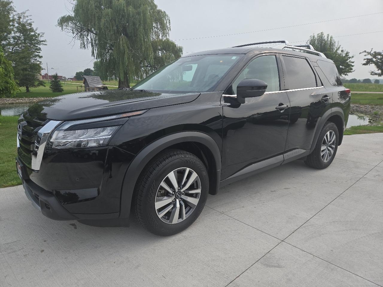 2023 Nissan Pathfinder SL 4WD