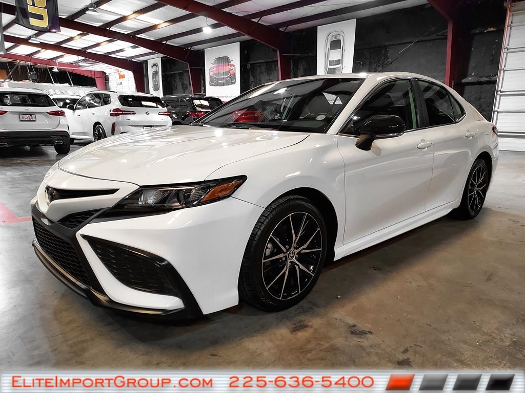 2024 Toyota Camry SE's photo