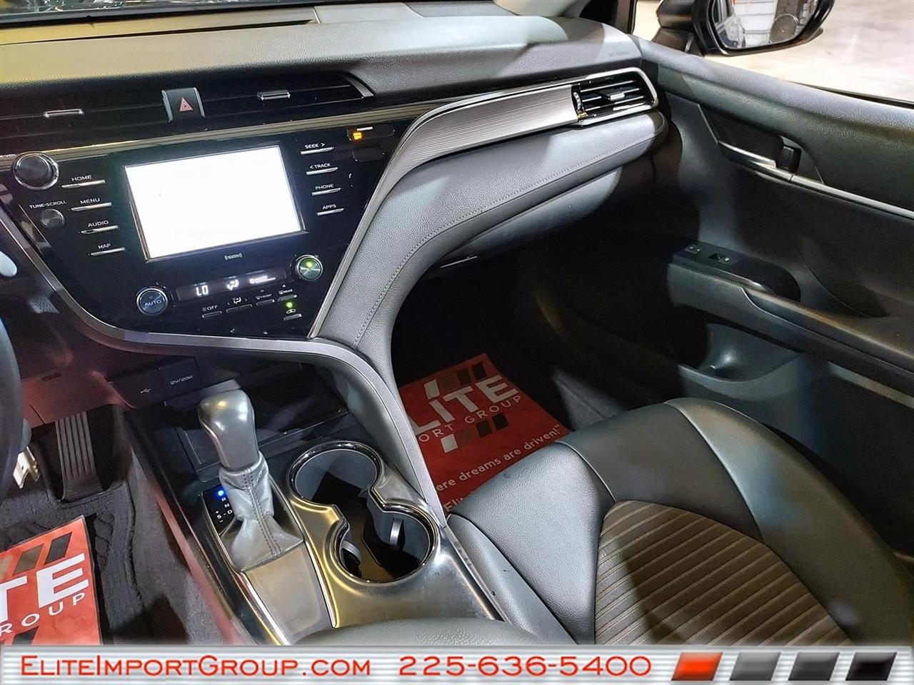 Toyota Camry SE Auto (Natl) 2020