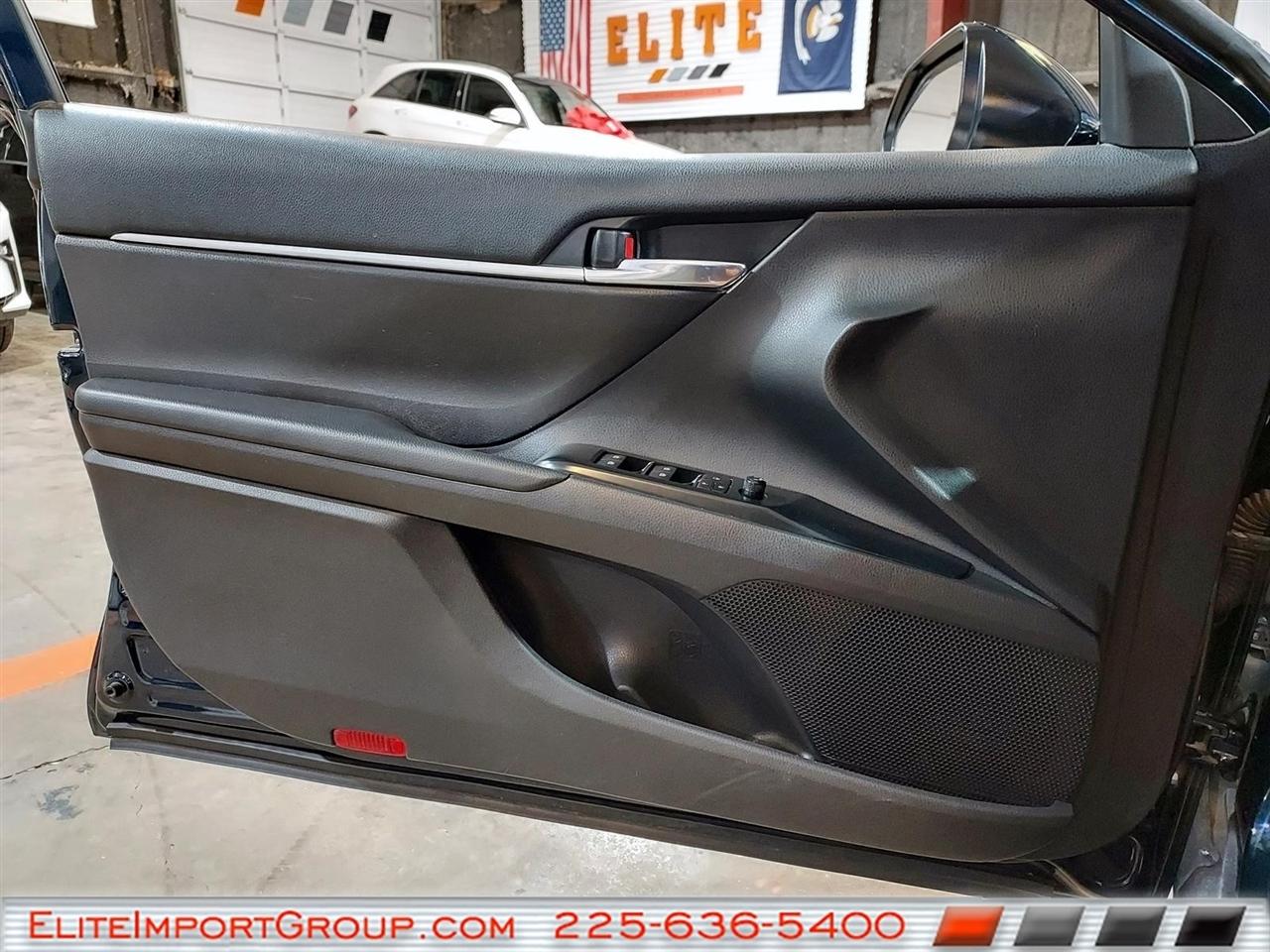 Toyota Camry SE Auto (Natl) 2020