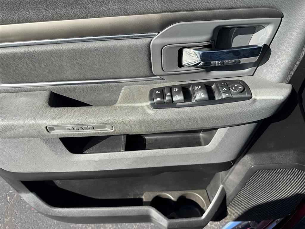 RAM 1500 Big Horn 4x4 Crew Cab 5'7" Box 2017 RAM 1500 Big Horn 4x4 Crew Cab 5'7" Box 2017