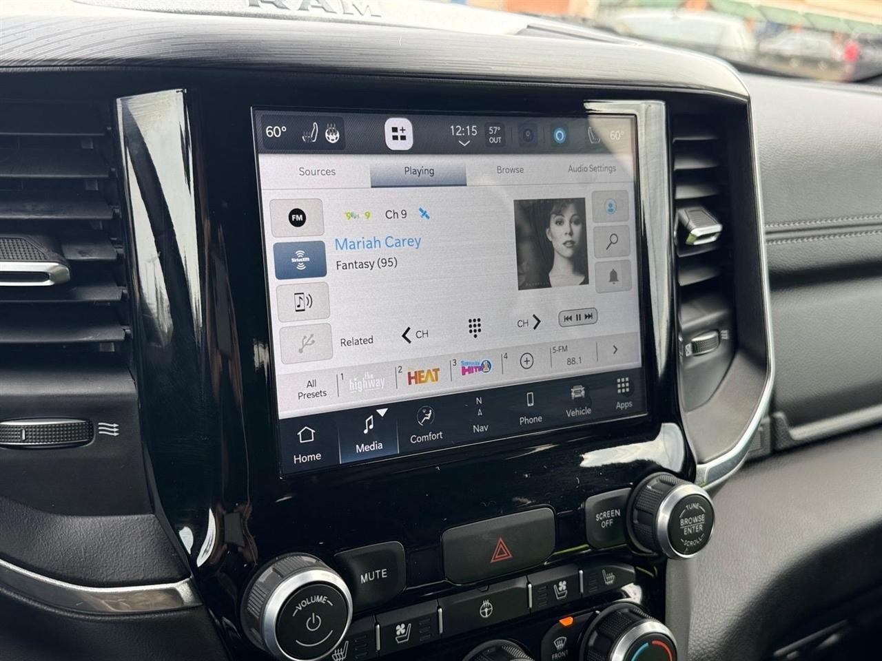 RAM 1500 Laramie 4x4 Crew Cab 5'7" Box 2023