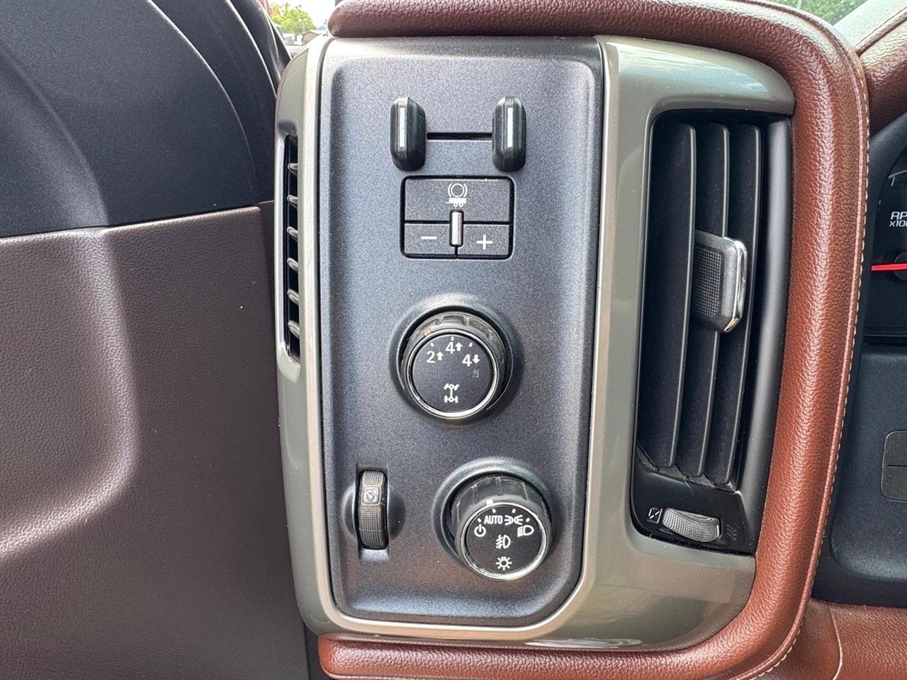 Chevrolet Silverado 3500HD Built After Aug 14 4WD Crew Cab 153.7" High Country 2015