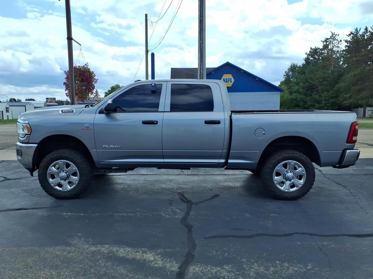 RAM 3500 Tradesman 4x4 Crew Cab 6'4" Box 2020