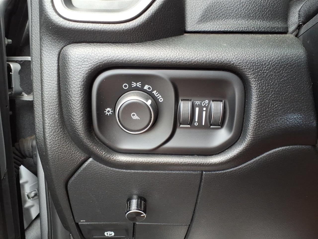 RAM 3500 Tradesman 4x4 Crew Cab 6'4" Box 2020