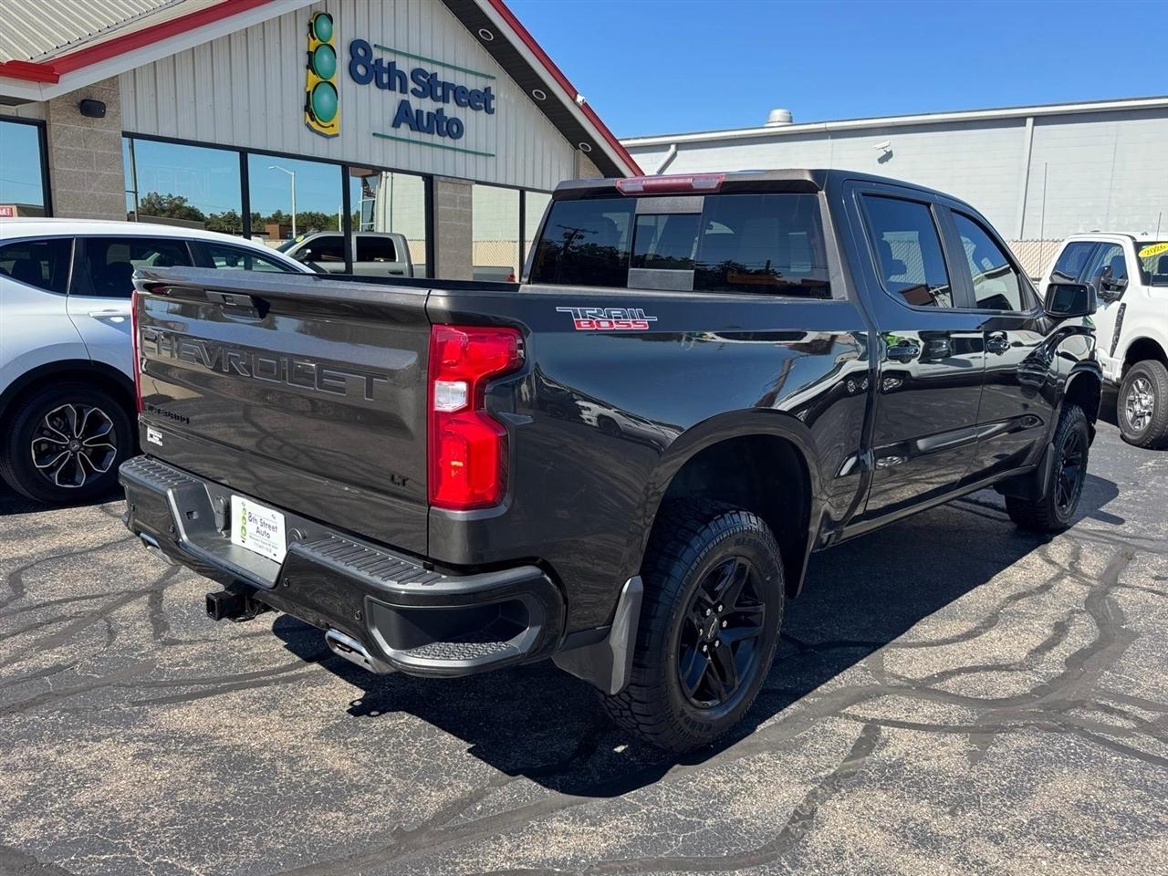 Chevrolet Silverado photo 3