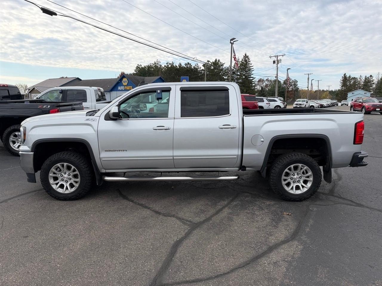 GMC Sierra 1500 4WD Crew Cab 143.5" SLE 2017
