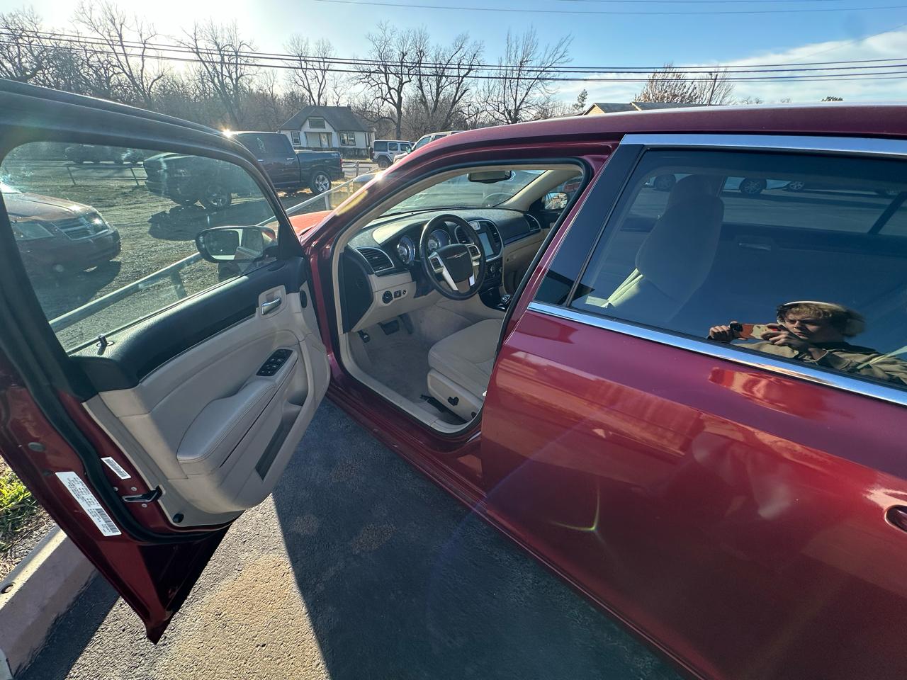 Chrysler 300 4dr Sdn V6 RWD 2012