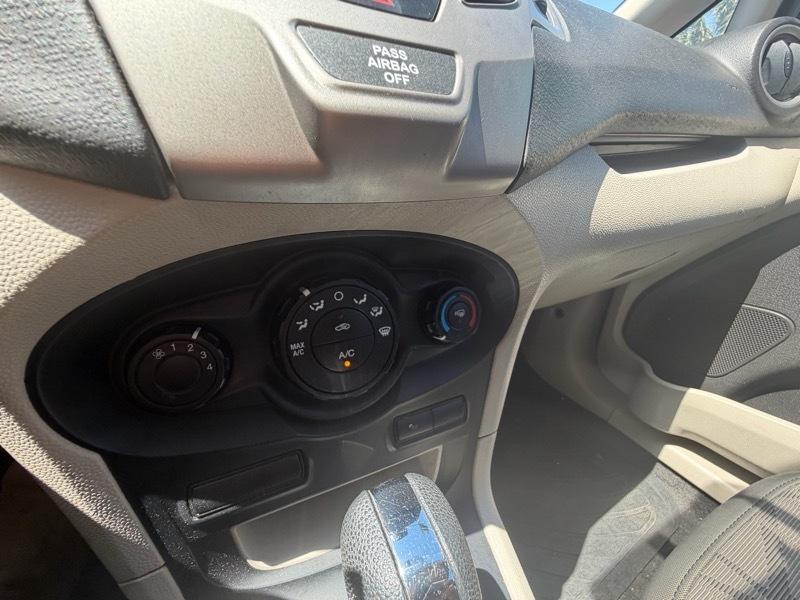 Ford Fiesta SE Sedan 2013