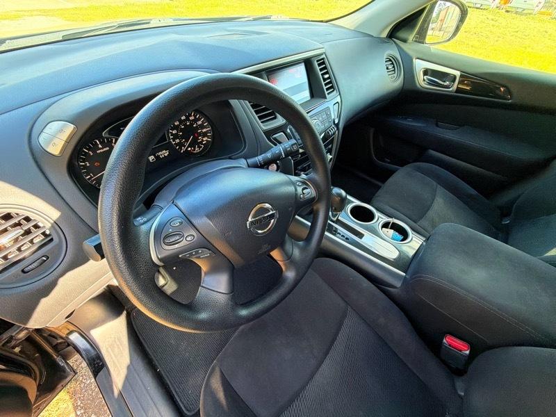 Nissan Pathfinder SV 2WD 2015