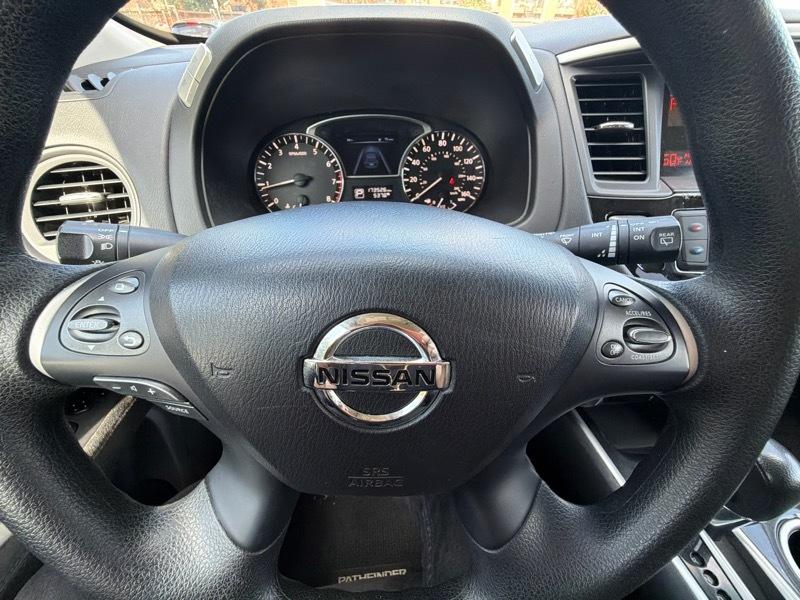 Nissan Pathfinder SV 2WD 2015