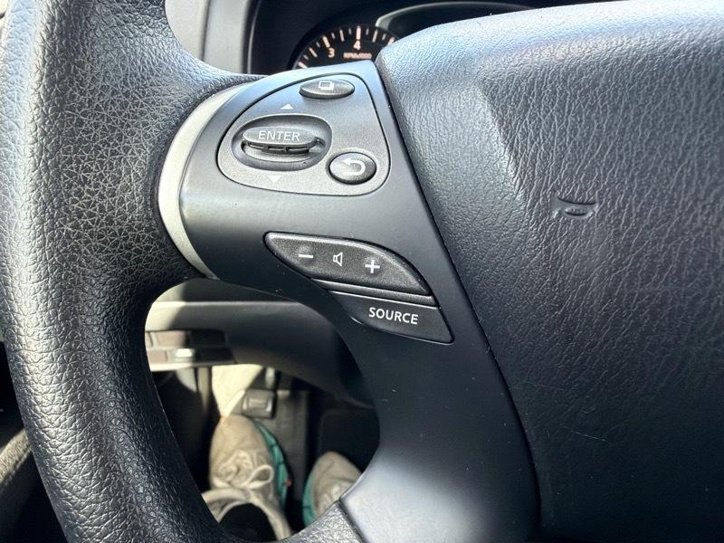 Nissan Pathfinder SV 2WD 2015