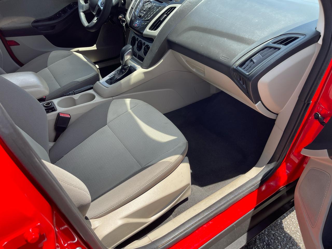 Ford Focus SE Sedan 2012