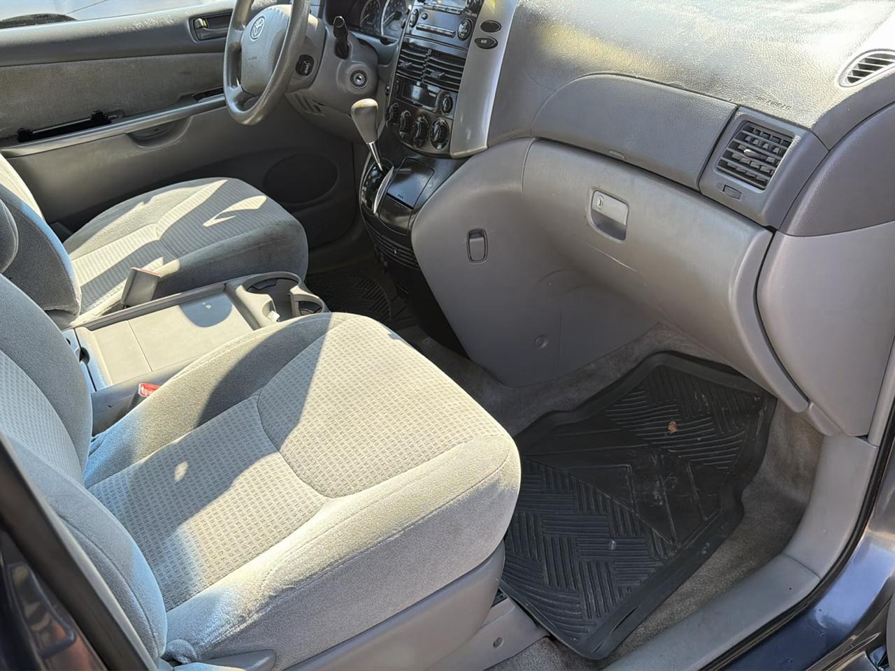 Toyota Sienna LE 7-Passenger 2006