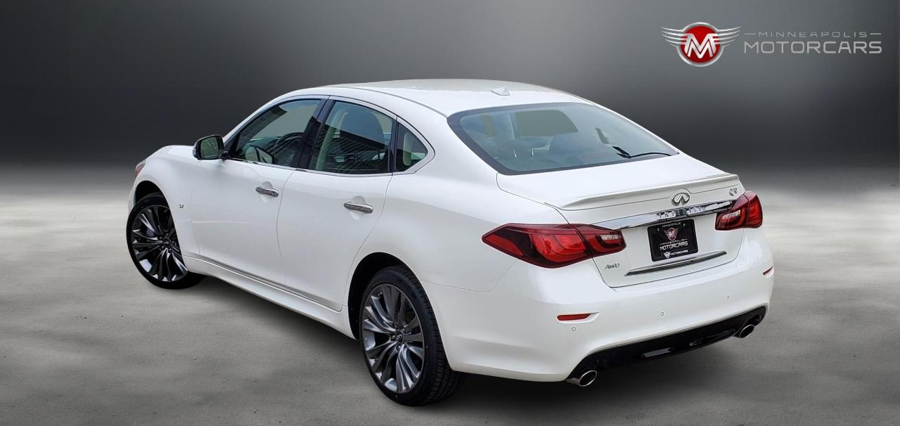 Infiniti Q70  2016