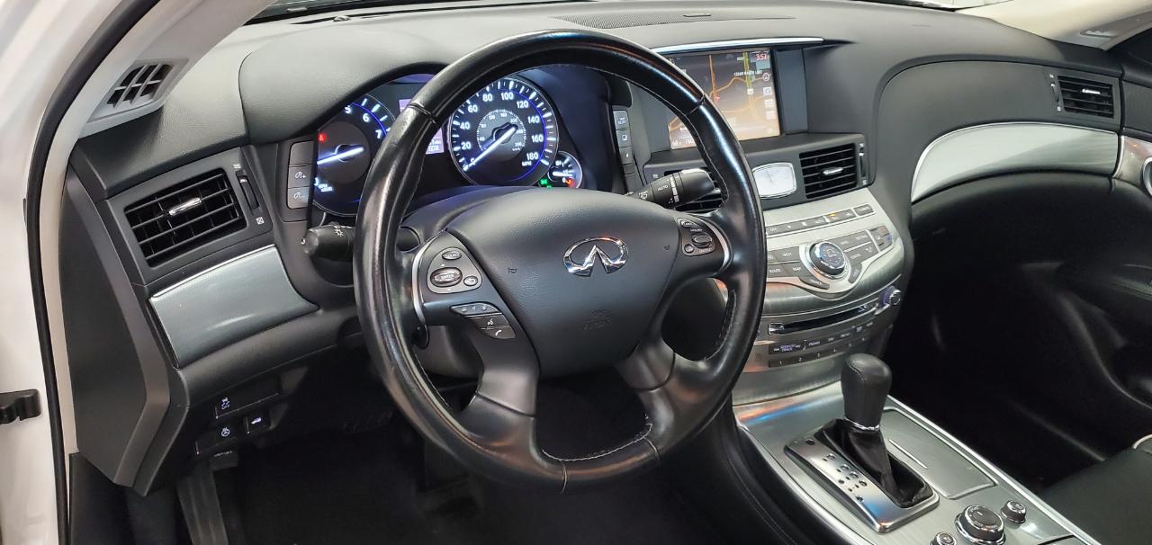 Infiniti Q70  2016