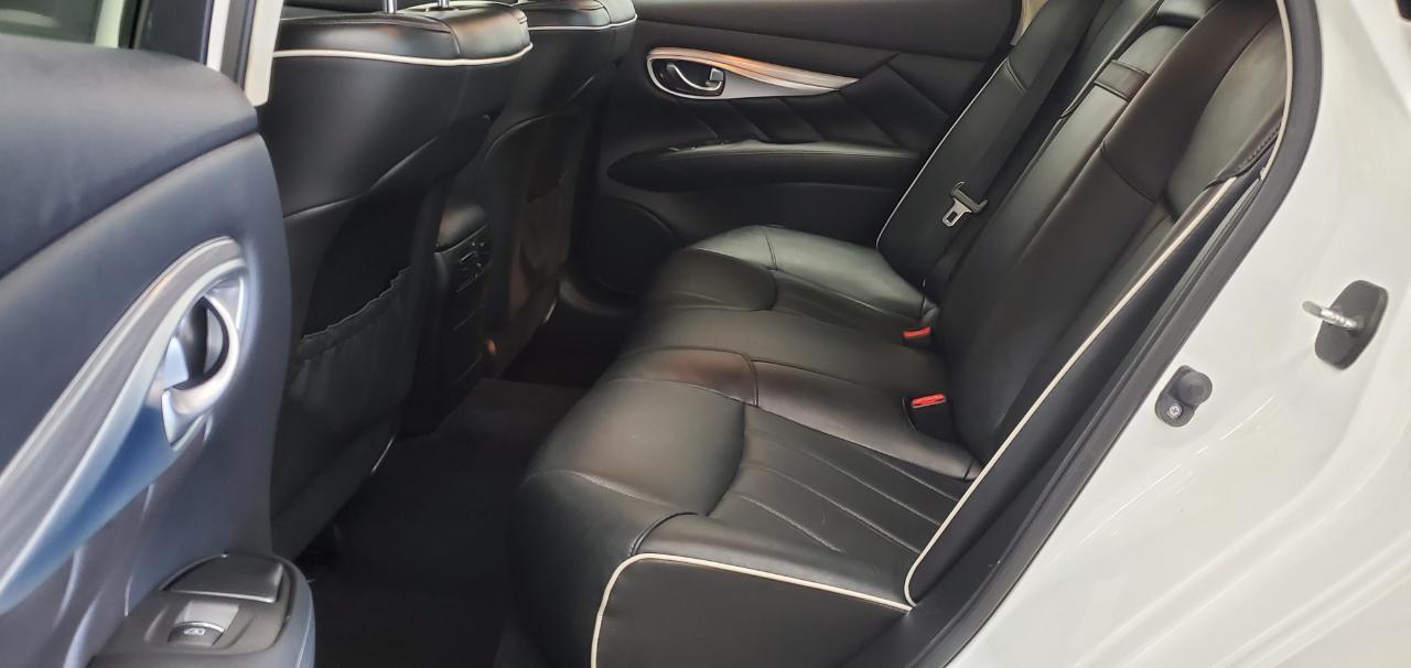 Infiniti Q70  2016