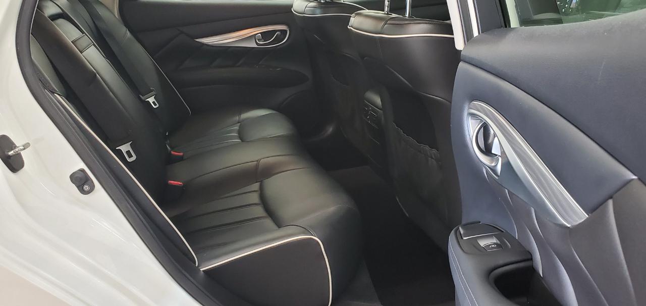 Infiniti Q70  2016