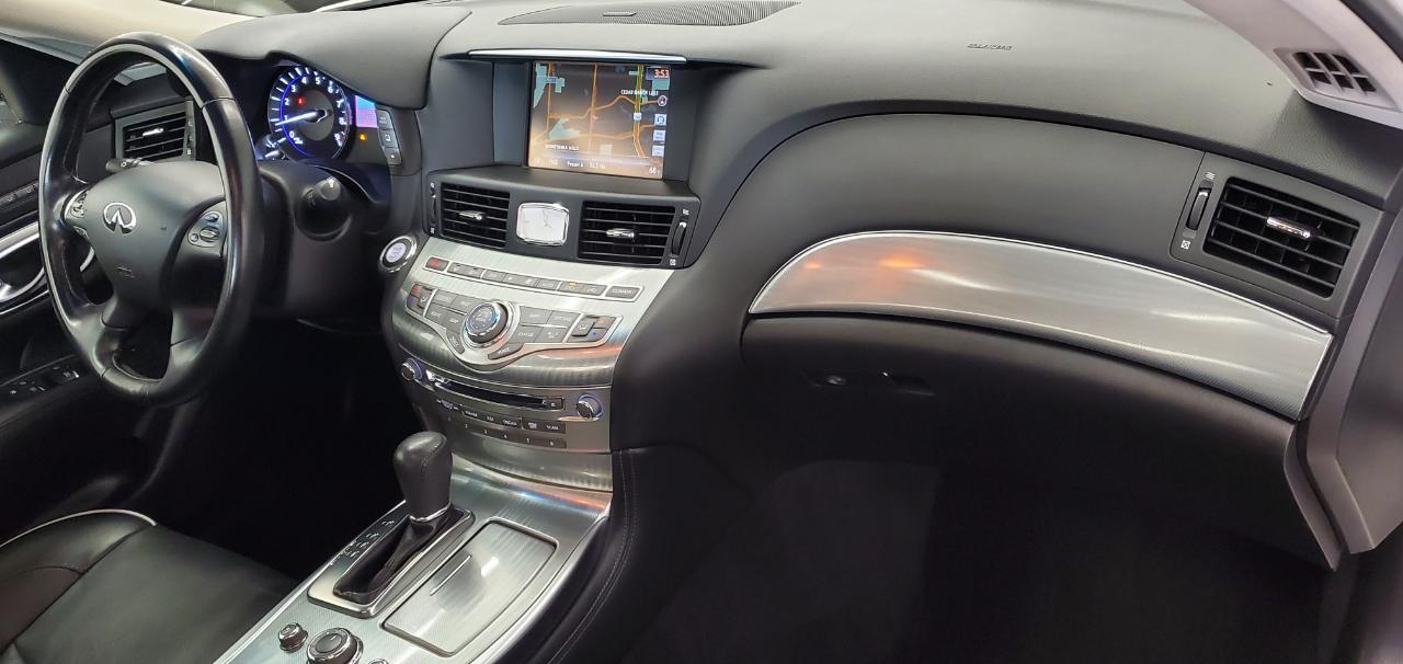 Infiniti Q70  2016