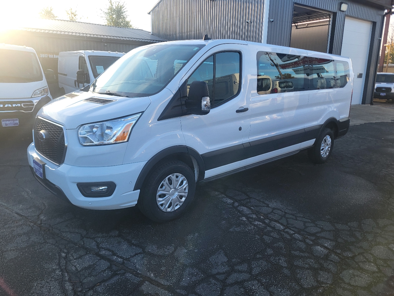 Ford Transit 350 Wagon Low Roof XLT w/Sliding Pass. 148-in. WB 2022 Ford Transit 350 Wagon Low Roof XLT w/Sliding Pass. 148-in. WB 2022